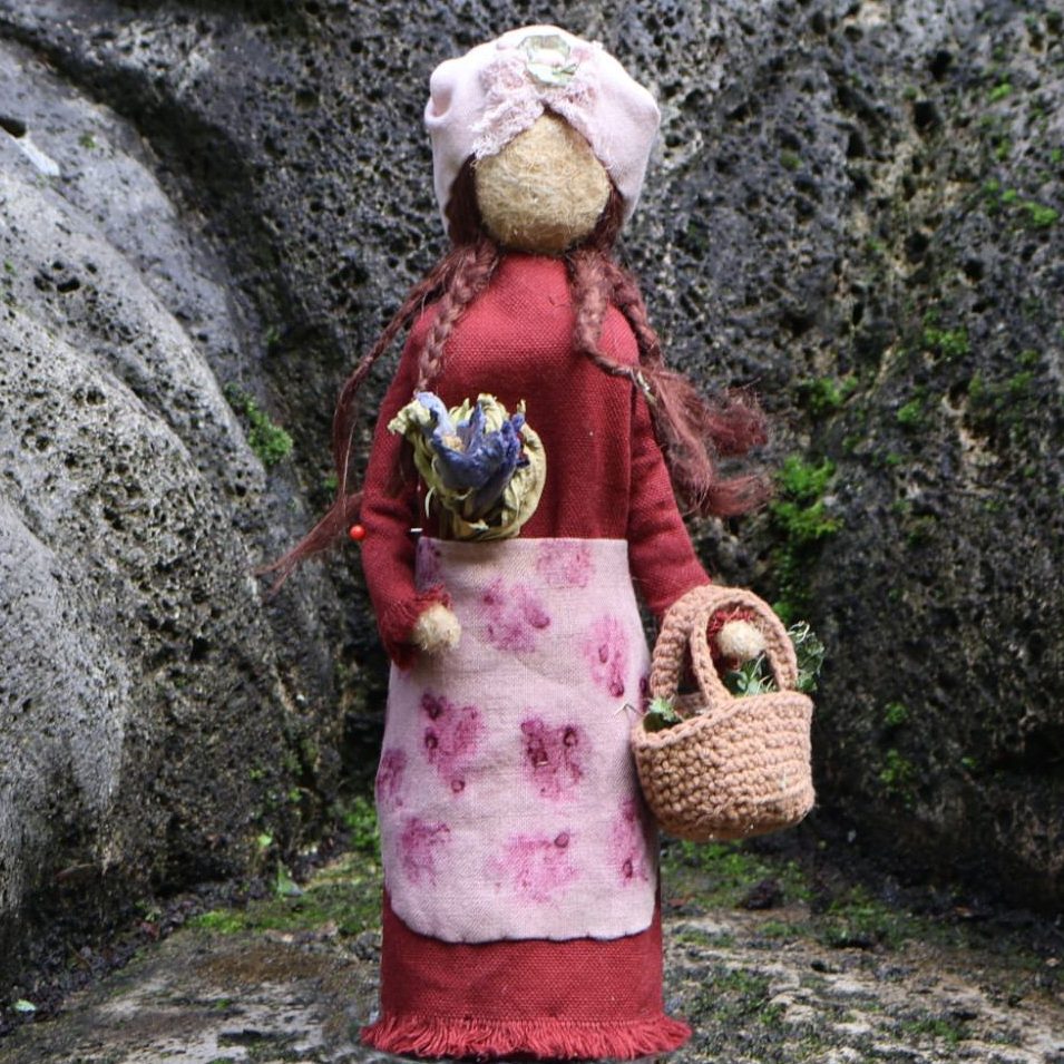 Figur Dostina, Kräuterfrau des Dost, Vorderansicht – inspiriert von Hildegard von Bingen, Kunsthandwerk von Hildegards Töchtern