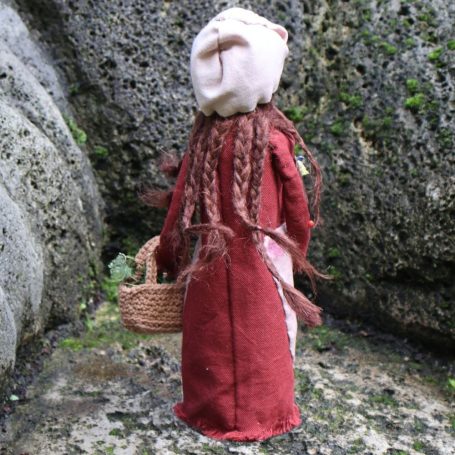 Dostina – Dekorative Figur, Rückansicht, Kräuterfrau des Dost