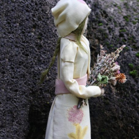 Figur Johanniskautzia, Kräuterfrau des Johanniskaut, Seitenansicht – Handarbeit von Hildegards Töchtern