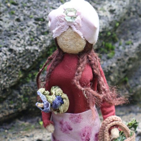 Detailansicht Figur Dostina, Kräuterfrau des Dost, Vorderansicht – Handarbeit von Hildegards Töchtern, Kunsthandwerk