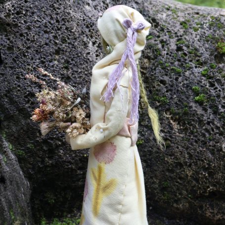 Detailansicht Figur Johanniskautzia, Kräuterfrau des Johanniskaut, Vorderansicht – Kunsthandwerk von Hildegards Töchter