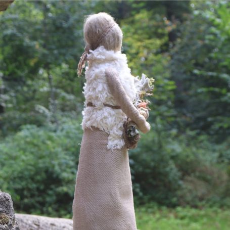 Figur Bertrama, Kräuterfrau des Bertram, Seitenansicht – inspiriert von Hildegard von Bingen, Handarbeit von Hildegards Töchter