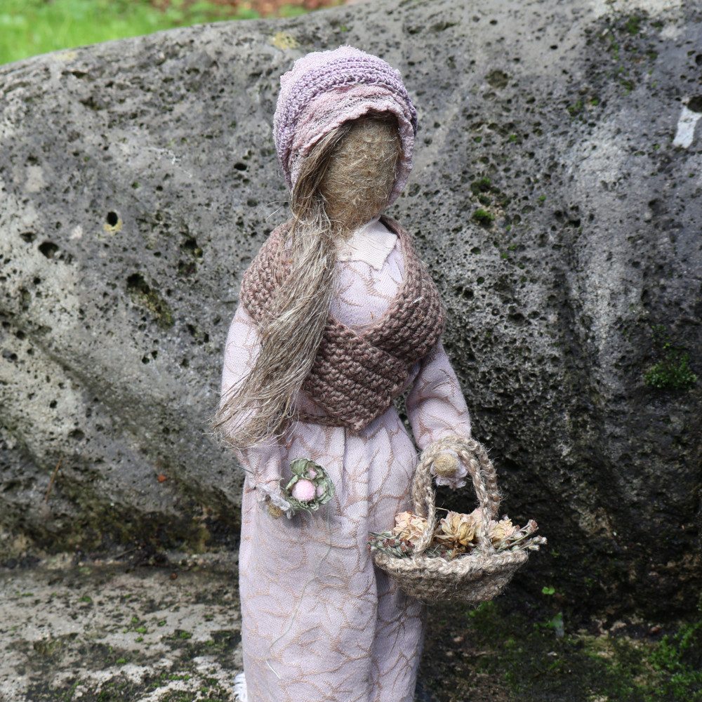 Figur Quendula, Kräuterfrau des Quendel, Vorderansicht – inspiriert von Hildegard von Bingen, Kunsthandwerk von Hildegards Töchter