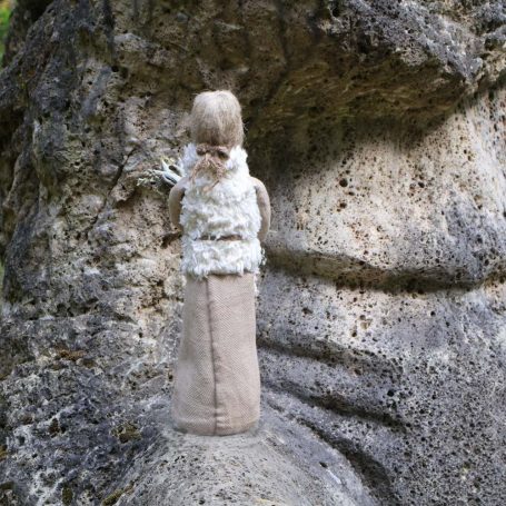 Figur Bertrama, Heilkräuterfrau des Bertram, Rückansicht – inspiriert von Hildegard von Bingen und der Grünkraft