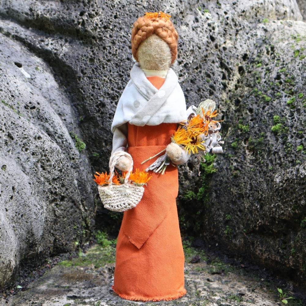 Figur Ringula, Kräuterfrau der Ringelblume, Vorderansicht – inspiriert von Hildegard von Bingen, Kunsthandwerk von Hildegards Töchtern