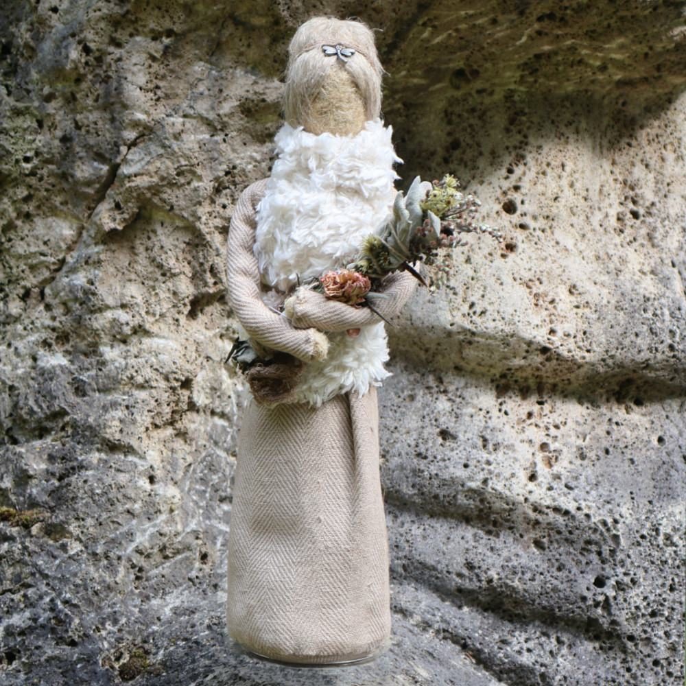 Figur Bertrama, Kräuterfrau des Bertram, Vorderansicht – inspiriert von Hildegard von Bingen, Kunsthandwerk von Hildegards Töchter