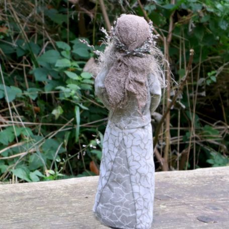 Figur Beifußine, Kräuterfrau des Beifuß, Rückansicht – inspiriert von Hildegard von Bingen, Seelenfigur