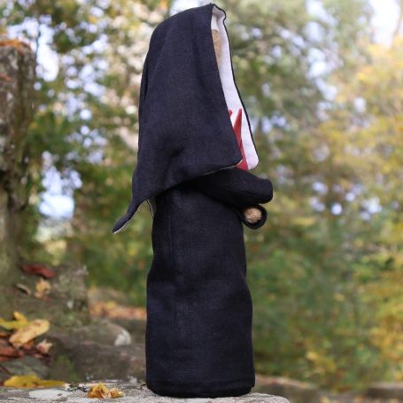 Figur aus Hanffilz und Leinen, Hildegard von Bingen, hergestellt von der Manufaktur Hildegards Töchter