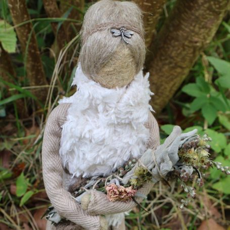 Figur Bertrama, Kräuterfrau mit Kräuterbüschel,  – inspiriert von der Mittelalterlichen Abtissin Hildegard von Bingen