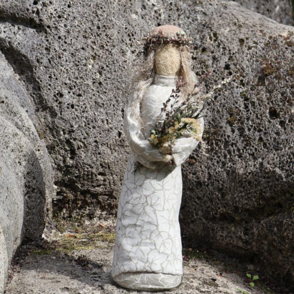 Figur Beifußine, Kräuterfrau des Beifuß, Vorderansicht – inspiriert von Hildegard von Bingen, Kunsthandwerk von Hildegards Töchtern