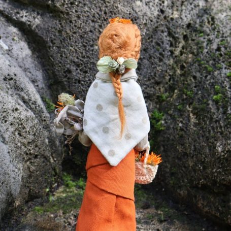 Figur Ringula, Kräuterfrau der Ringelblume, Rückansicht – inspiriert von Hildegard von Bingen, Seelenfigur