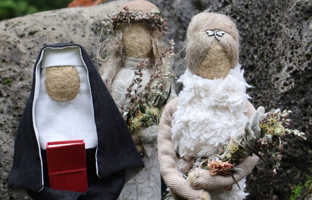 Dekorationsfiguren: Hildegard von Bingen mit ihren Töchtern -Kräuterfrauen Bertrama und Beifußine