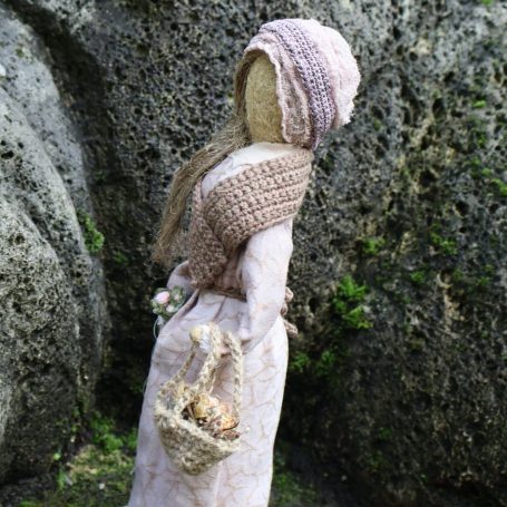 Figur Hildegard Quendula, Kräuterfrau des Quendel, Seitenansicht – inspiriert von Hildegard von Bingen, Handarbeit von Hildegards Töchter