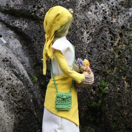 Figur Johanniskautzia, Kräuterfrau des Johanniskaut, Seitenansicht – Handarbeit von Hildegards Töchtern