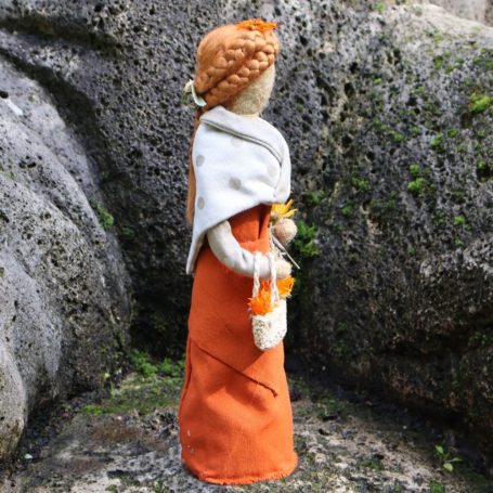 Figur Ringula, Kräuterfrau der Ringelblume, Seitenansicht – Handarbeit von Hildegards Töchtern