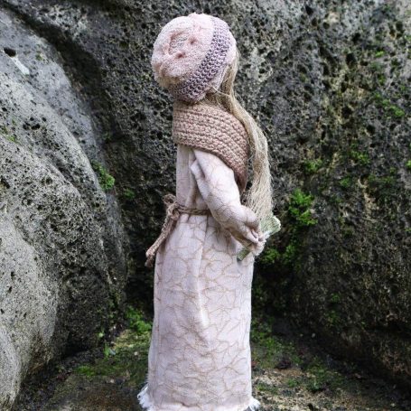 Figur Hildegard Quendula, Kräuterfrau des Quendel, mit Korb – inspiriert von Hildegard von Bingen, Handarbeit von Hildegards Töchter