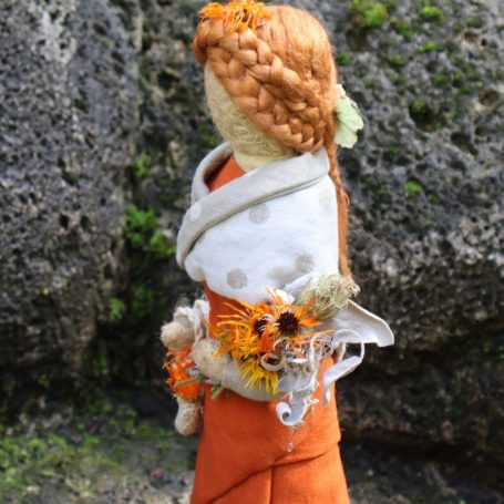 Seitenansicht Figur Ringula, Kräuterfrau der Ringelblume, Seitenansicht – Kunsthandwerk von Hildegards Töchtern