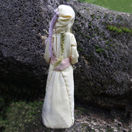 Figur Johanniskautzia, Kräuterfrau des Johanniskaut, Rückansicht – inspiriert von Hildegard von Bingen, Seelenfigur