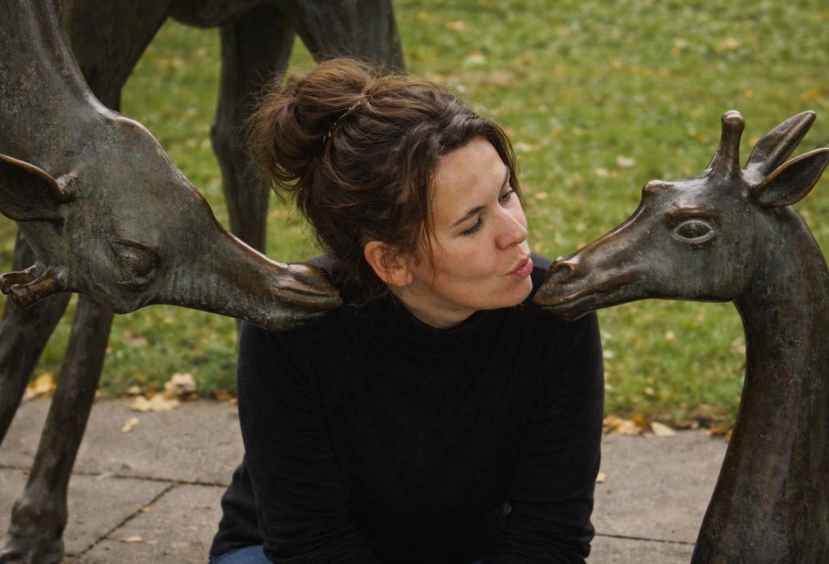 Zwei Giraffen und die Kräuterfrau auf der Schlossinsel in Berlin-Köpenick