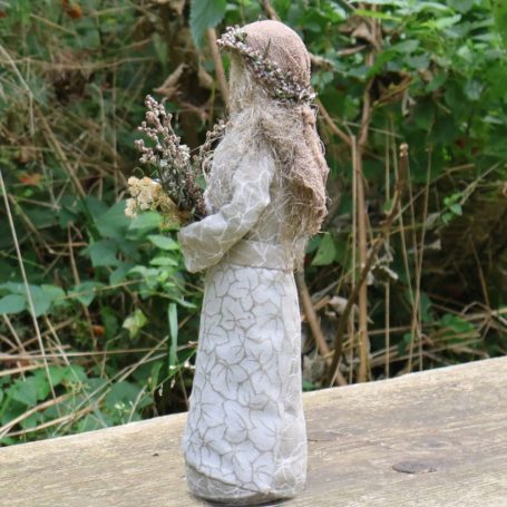 Figur Beifußine, Kräuterfrau des Beifuß, Seitenansicht – inspiriert von Hildegard von Bingen, Handarbeit von Hildegards Töchtern