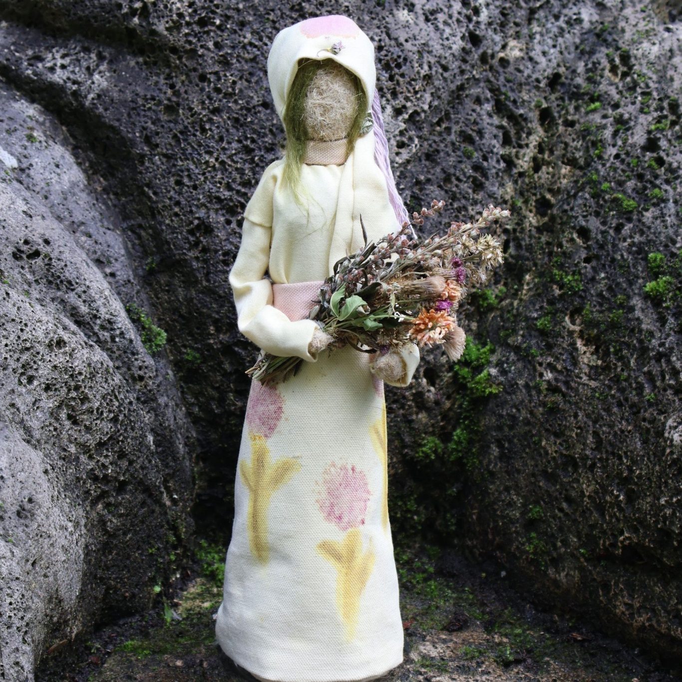 Figur Distelmarie, Kräuterfrau der Mariendistel, Vorderansicht – inspiriert von Hildegard von Bingen, Kunsthandwerk von Hildegards Töchter