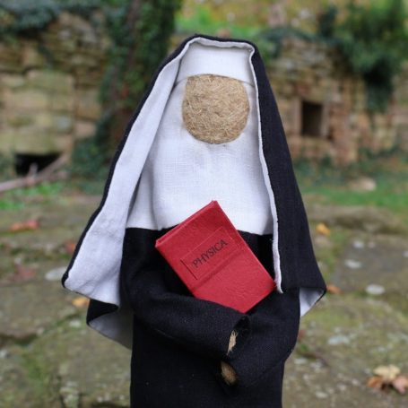 Handgefertigte Figur aus Leinen und Hanf Äbtissin Hildegard