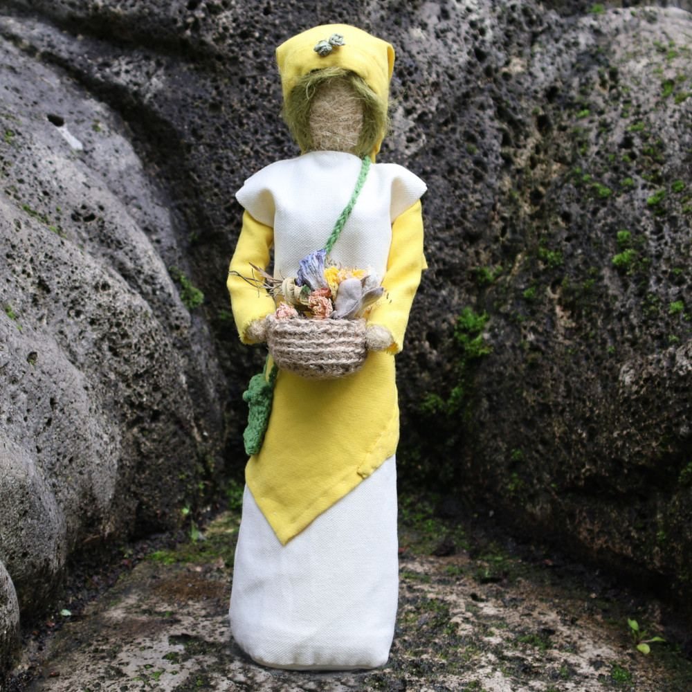 Figur Johanniskautzia, Kräuterfrau des Johanniskaut, Vorderansicht – inspiriert von Hildegard von Bingen, Kunsthandwerk  Hildegards Töchter