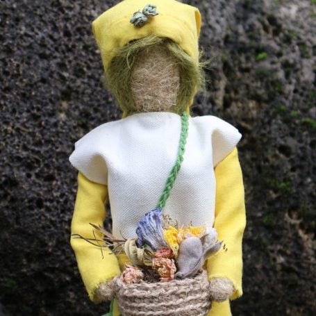 Detailansicht Figur Johanniskautzia, Kräuterfrau des Johanniskaut, Vorderansicht – Kunsthandwerk Hildegard  von Bingen