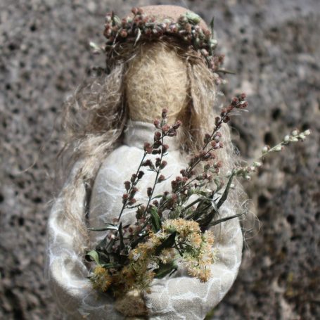 Figur Beifußine, Kräuterfrau mit Kräuterbüschel,  – inspiriert von der Kirchenlehrerin Hildegard von Bingen, 