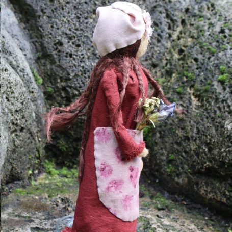 Figur Dostina, Kräuterfrau des Dost, Seitenansicht – inspiriert von Hildegard von Bingen, Handarbeit von Hildegards Töchtern