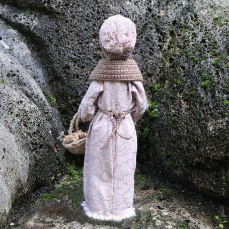 Figur Hildegard Quendula, Kräuterfrau des Quendels, Rückansicht – inspiriert von Hildegard von Bingen, Seelenfigur