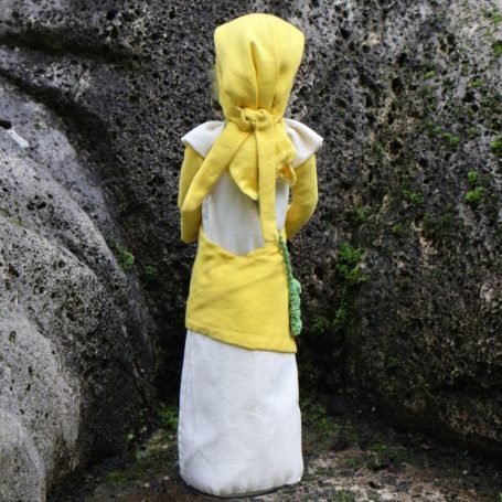 Figur Johanniskautzia, Kräuterfrau des Johanniskaut, Rückansicht – inspiriert von Hildegard von Bingen, Seelenfigur